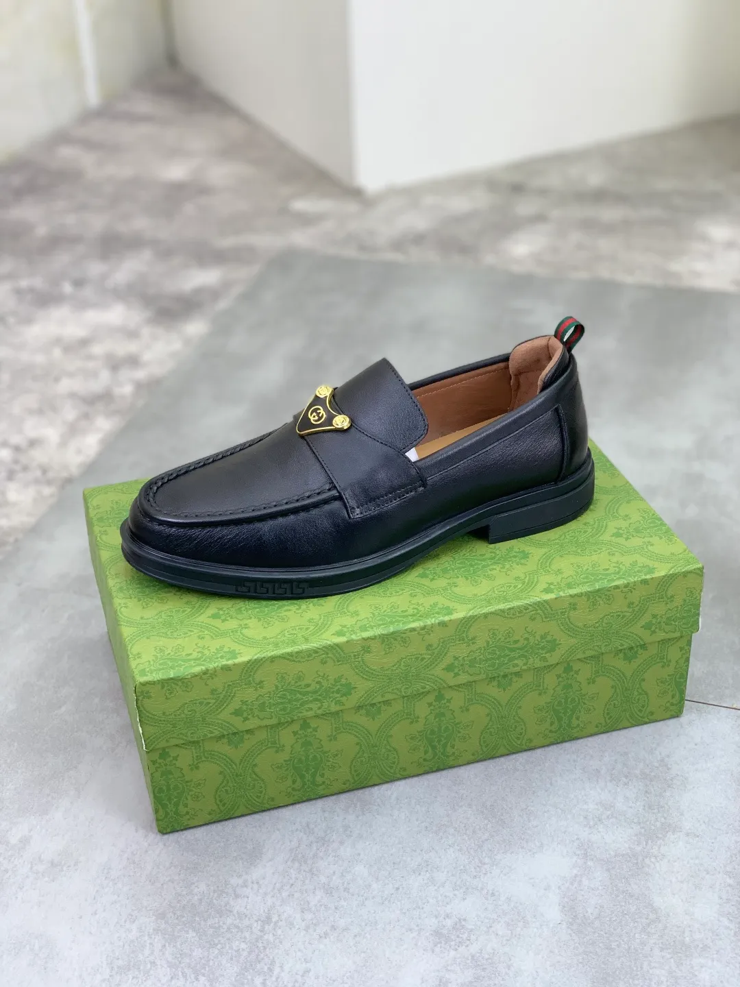 Men's shoes💰P500💰【New model, soft and comfortable Gucci classic business leather shoes hot selection (Gucci) official website latest Gucci 🎁 business leather shoes, hot style 💥 simple and elegant style, exclusive for trendy men. Unique official website latest brand original double G embossed element 👑Gucci Original decoration, fashionable and generous, made of original calfskin ✅ fully imported first-layer pigskin lining, official website designated wear-resistant, rubber business outsole, real-life photos of classic models at the counter 🎬38-44 (customized for 45) 3⃣️ colors available